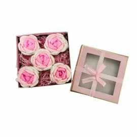 5 rosas de crochet con degradado rosa en caja de regalo cuadrada | Tamaño mediano