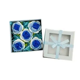 5 rosas de color azul degradado tejidas a crochet en una caja de regalo cuadrada | Tamaño mediano